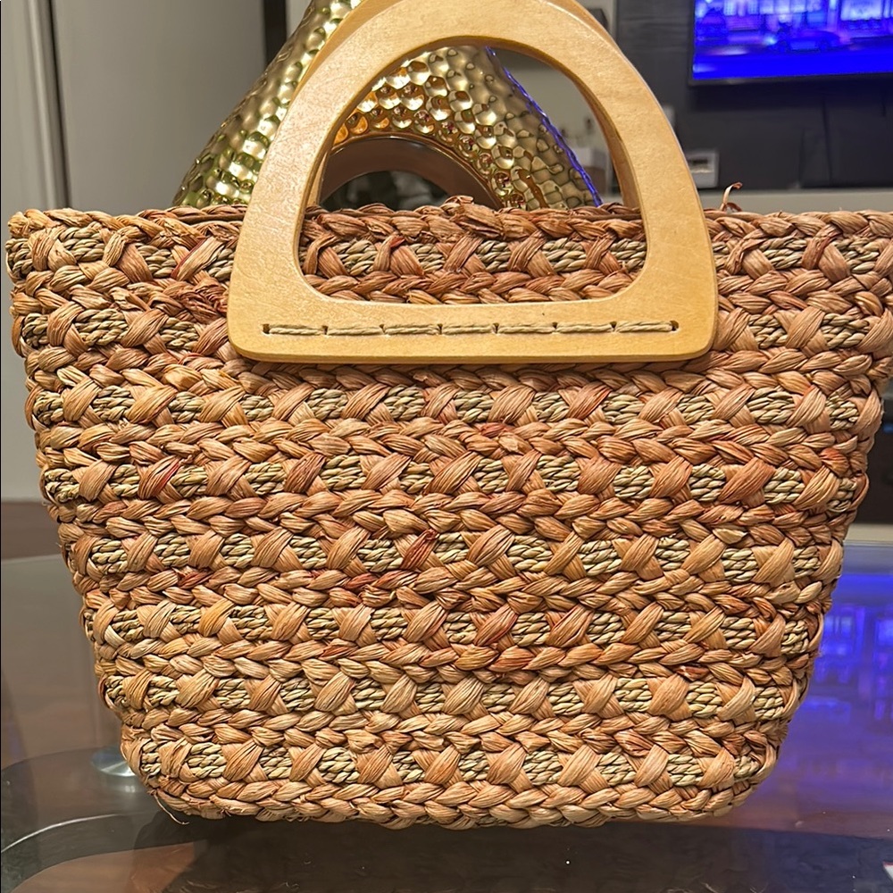 Woven Tan Handbag that goes with Every outfit!! - Picture 1 of 5